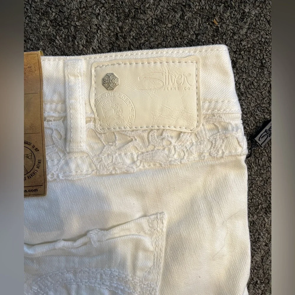 Aiko White Mid Short Distressed Jean Shorts. Mid Rise Silver Jeans Co. 12 NWT